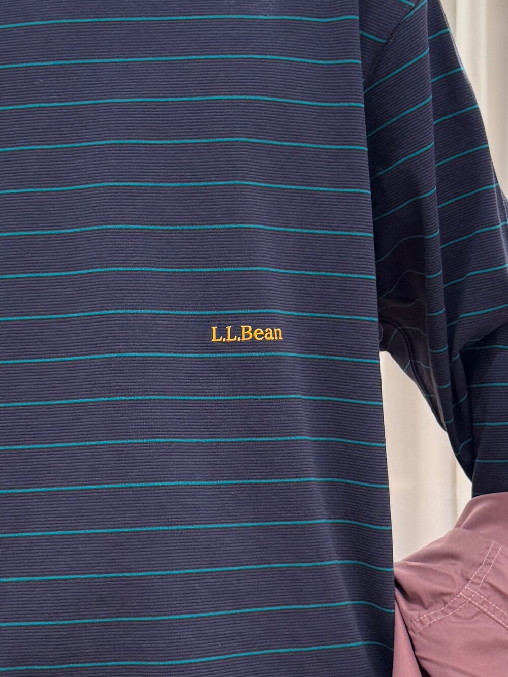 ブルー系のTシャツ/カットソー、ブルー系のその他パンツ、ブラック系のブーツを着用したメンズの冬コーディネートの5枚目の写真