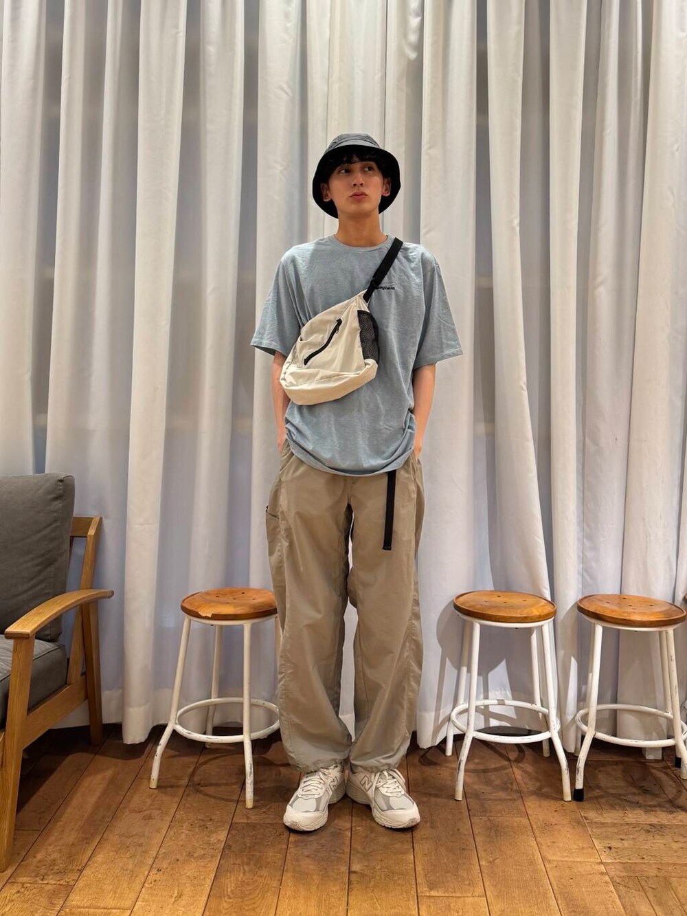 「カジュアル、urbanresearchdoors、Patagonia、ハット、アーバンリサーチドアーズ、休日コーデ、newarrival、doors、撥水、newbalance、防水、メンズスニーカー、暮らしを楽しむ、barap」｜「BURLAP OUTFITTERの『別注』BURLAP OUTFITTER×DOORS　Supplex Nylon Pants（その他パンツ、ベージュ系）」を使った、Imuさん（メンズ・177cm）の春コーディネートの6枚目の写真
