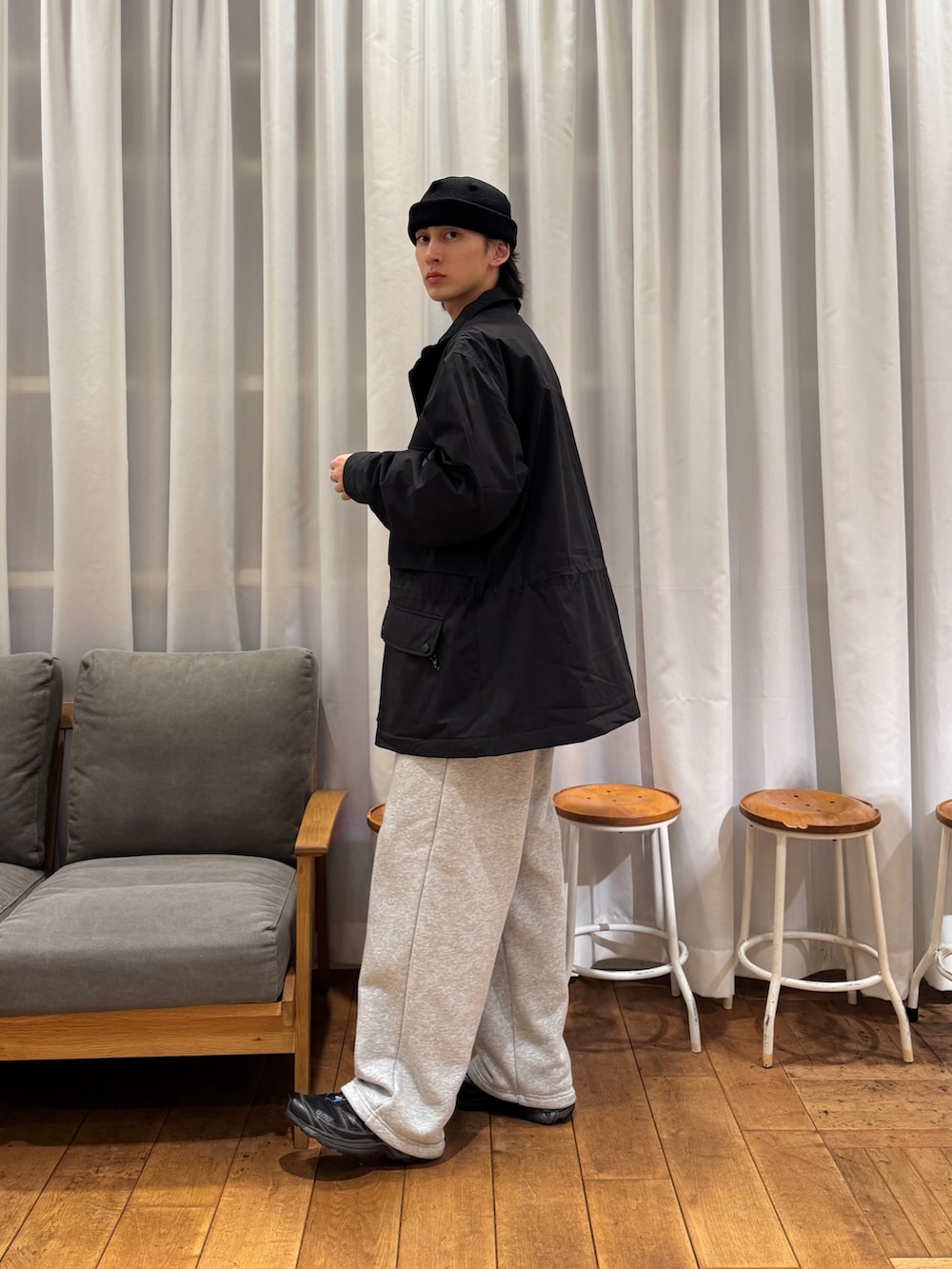 ブラック系のその他アウター、グレー系のその他パンツ、ブラック系のスニーカーを着用したメンズの冬コーディネートの3枚目の写真