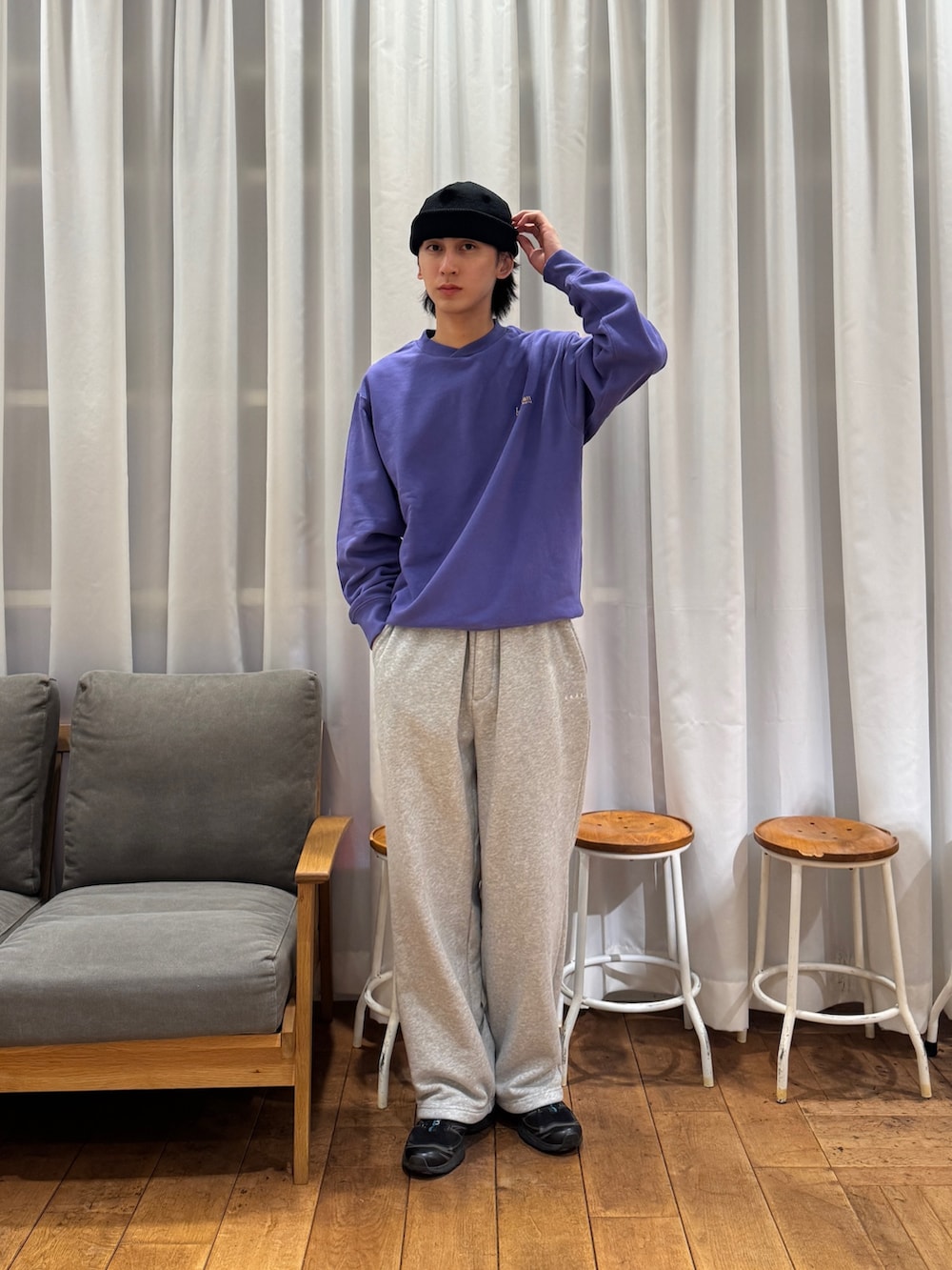 ブラック系のその他アウター、グレー系のその他パンツ、ブラック系のスニーカーを着用したメンズの冬コーディネートの4枚目の写真