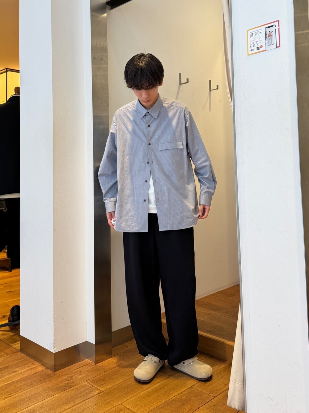 ブルー系のシャツ/ブラウス、ブラック系のその他パンツ、パープル系のサンダルを着用したメンズの秋コーディネートの6枚目の写真