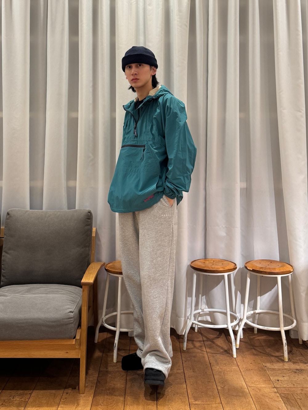 グリーン系のその他トップス、ブラック系のTシャツ/カットソー、グレー系のその他パンツを着用したメンズの冬コーディネートの4枚目の写真