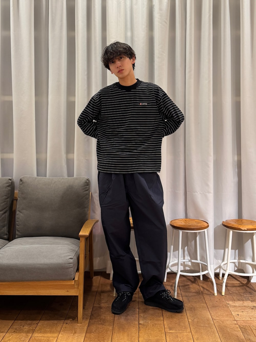 ブラック系のTシャツ/カットソー、ブルー系のその他パンツ、ブラック系のブーツを着用したメンズの冬コーディネートの2枚目の写真