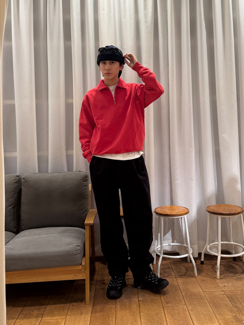 レッド系のスウェット、ホワイト系のTシャツ/カットソー、グレー系のその他パンツを着用したメンズの秋コーディネートの5枚目の写真