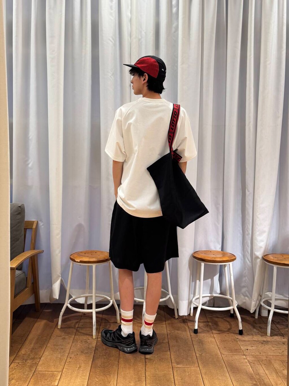 ホワイト系のTシャツ/カットソー、ブラック系のスニーカー、ブラック系のトートバッグを着用したメンズの夏コーディネートの5枚目の写真