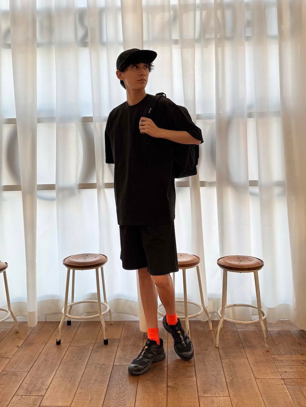 ブラック系のその他パンツ、ブラック系のTシャツ/カットソーを着用したメンズの夏コーディネートの4枚目の写真