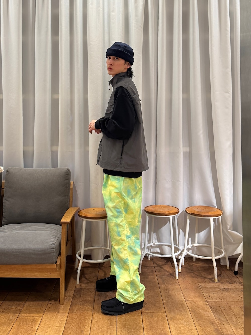 グレー系のナイロンジャケット、ブラック系のスウェット、グリーン系のその他パンツを着用したメンズの冬コーディネートの3枚目の写真