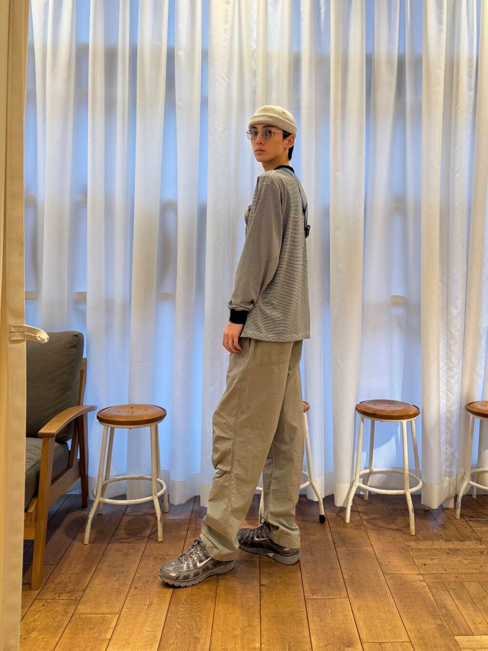 ベージュ系のその他パンツ、ブラック系のTシャツ/カットソー、グレー系のニットキャップ/ビーニーを着用したメンズの春コーディネートの5枚目の写真