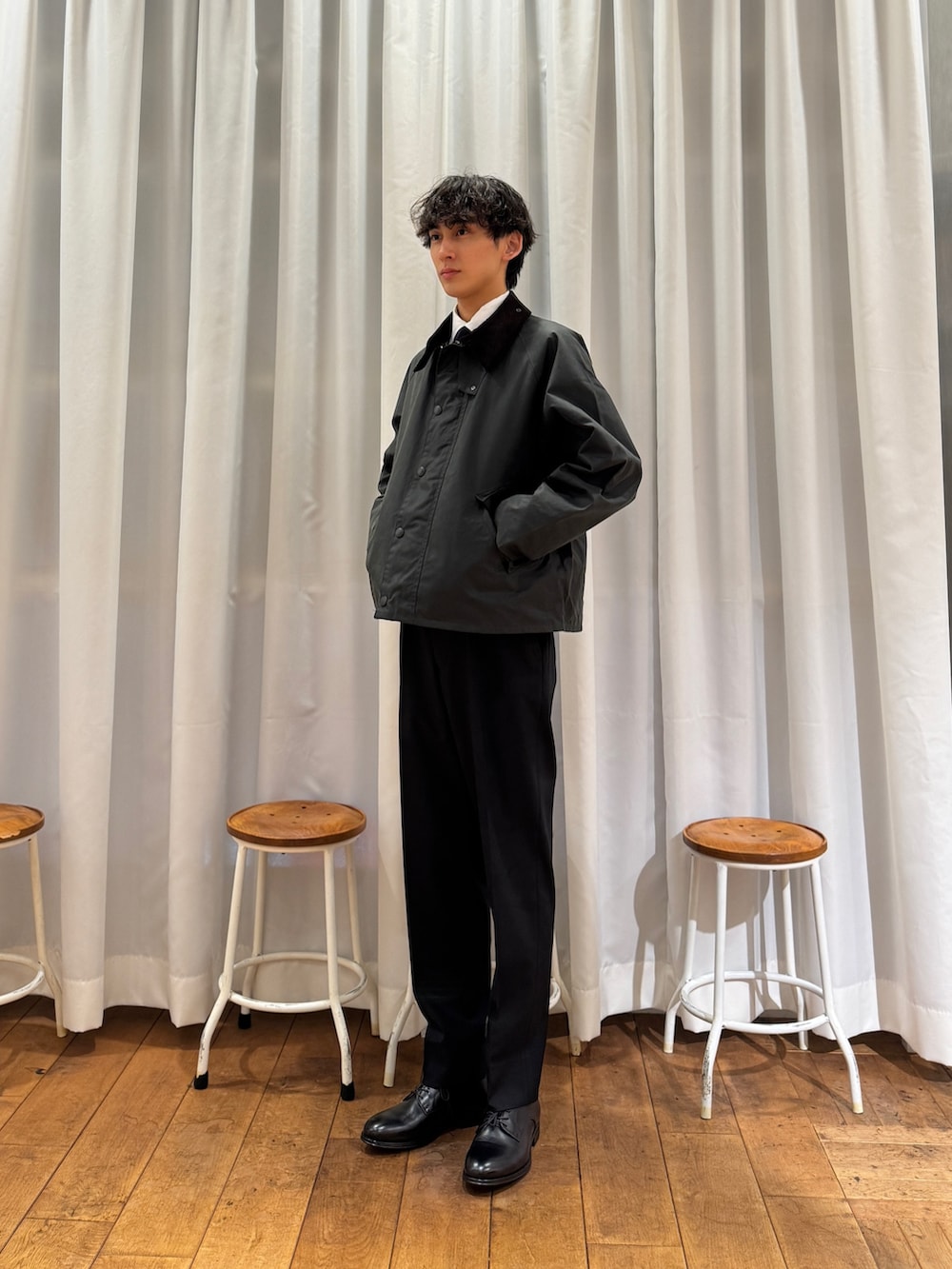 グリーン系のその他アウター、グレー系のスーツパンツ、ホワイト系のシャツ/ブラウスを着用したメンズの秋コーディネートの4枚目の写真