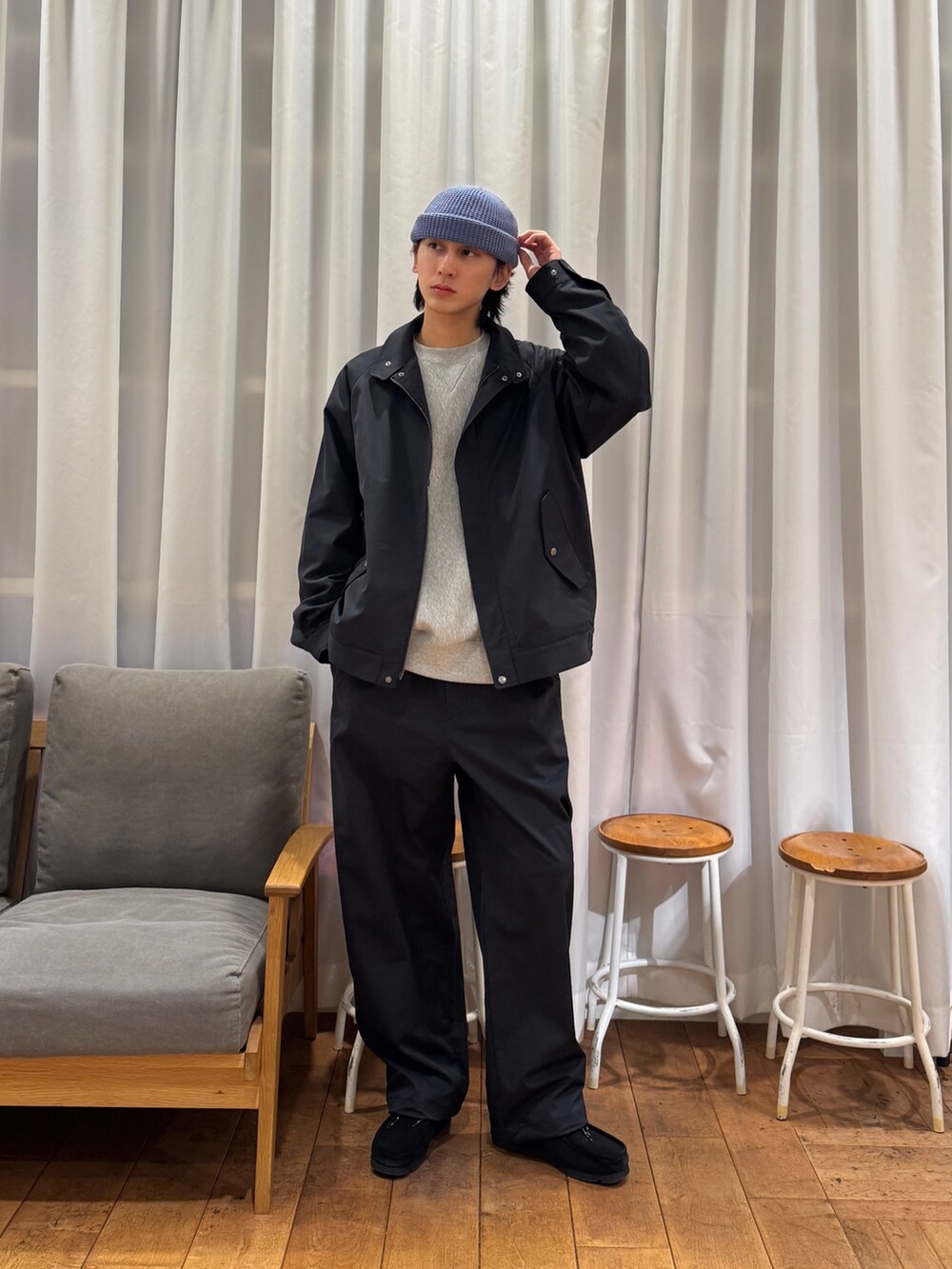 ブルー系のブルゾン、ブラック系のその他パンツ、グレー系のスウェットを着用したメンズの冬コーディネートの6枚目の写真