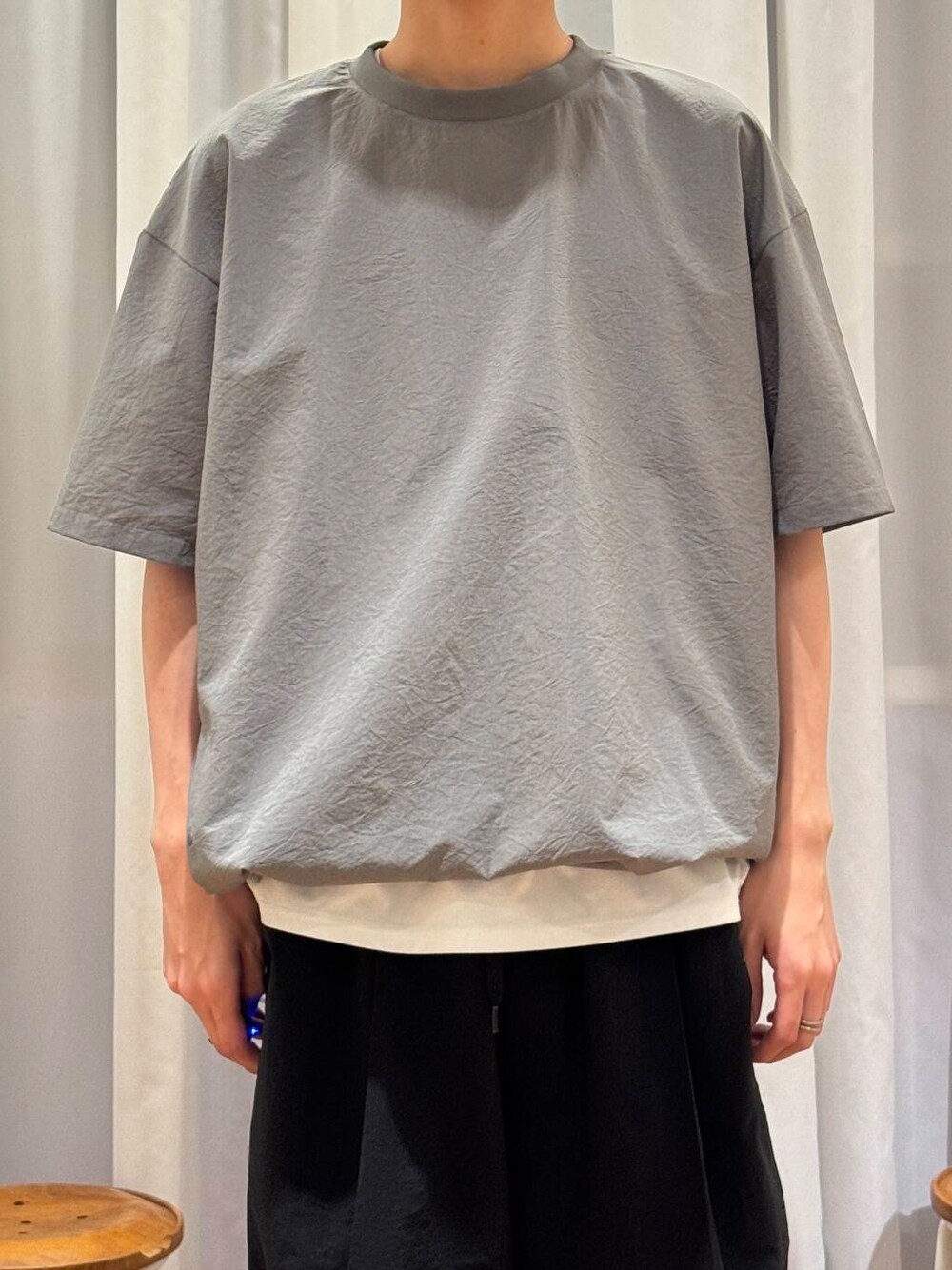 ホワイト系のタンクトップ、ブラック系のその他パンツ、グレー系のTシャツ/カットソーを着用したメンズの夏コーディネートの7枚目の写真