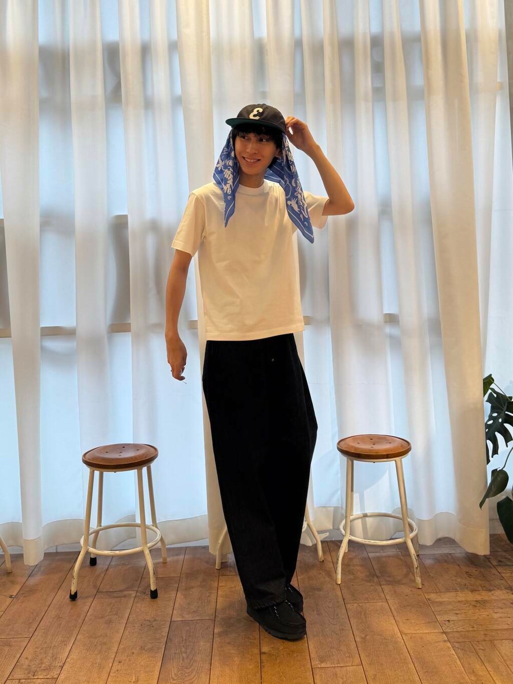 ブラック系のブーツ、ホワイト系のTシャツ/カットソー、ブラック系のデニムパンツを着用したメンズの夏コーディネートの2枚目の写真