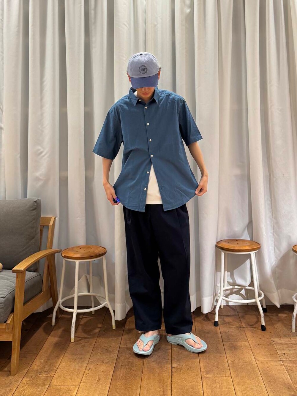 ブルー系のシャツ/ブラウス、ブルー系のサンダル、ホワイト系のタンクトップを着用したメンズの夏コーディネートの3枚目の写真