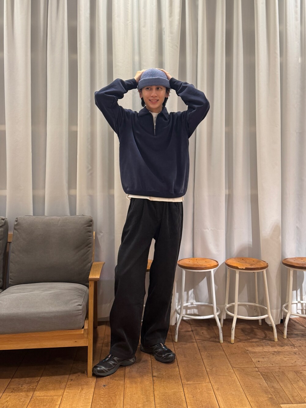 ブルー系のスウェット、ホワイト系のTシャツ/カットソー、ブラック系のスニーカーを着用したメンズの冬コーディネートの3枚目の写真