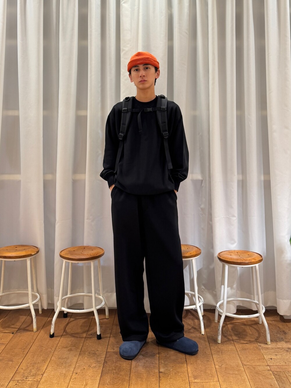 ブルー系のサンダル、ブラック系のその他パンツ、グリーン系のバックパック/リュックを着用したメンズの秋コーディネートの8枚目の写真