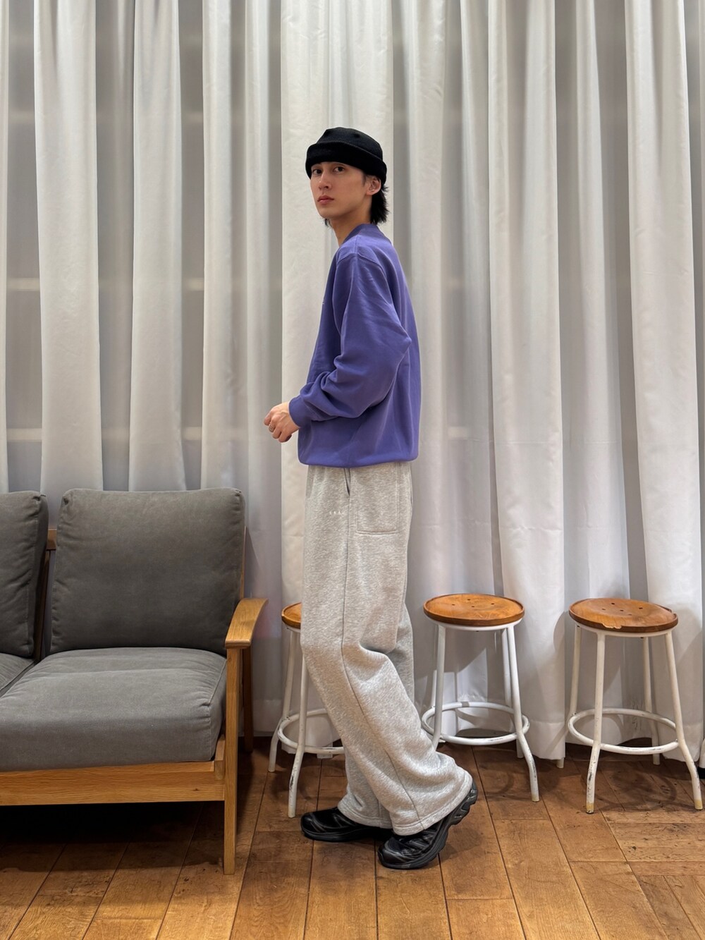 ブラック系のその他アウター、グレー系のその他パンツ、ブラック系のスニーカーを着用したメンズの冬コーディネートの5枚目の写真