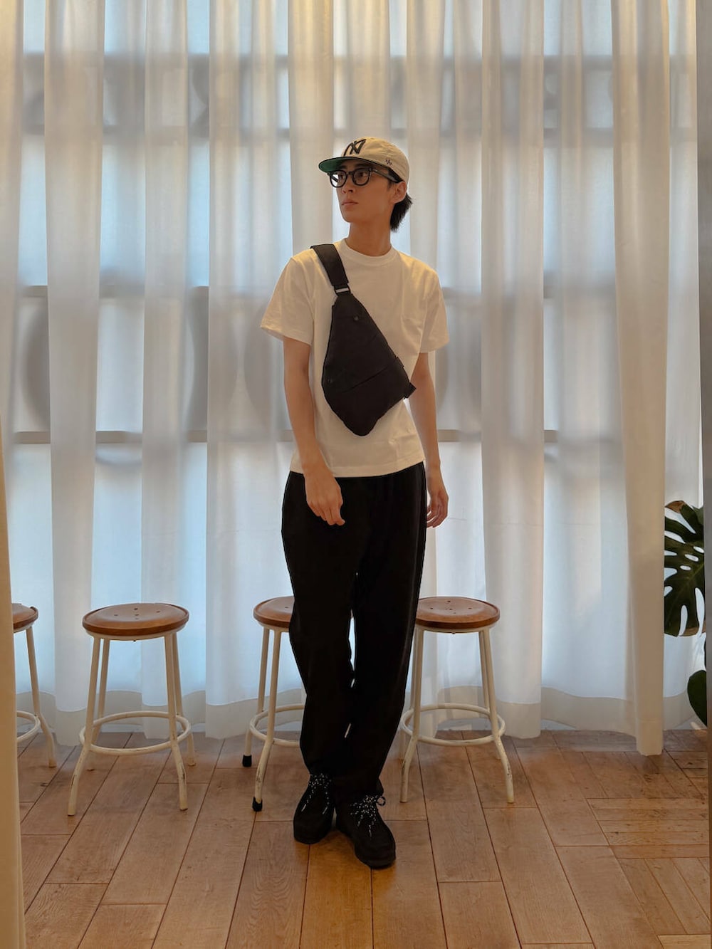 ブラック系のブーツ、ブラック系のショルダーバッグ、ブラック系のその他パンツを着用したメンズの夏コーディネートの4枚目の写真