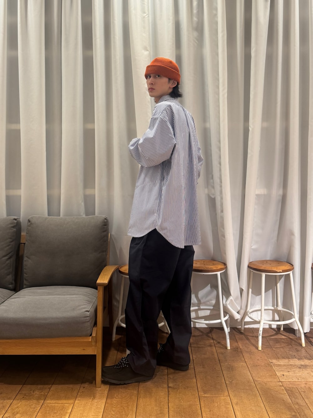 ブルー系のシャツ/ブラウス、ホワイト系のTシャツ/カットソー、ブラック系のブーツを着用したメンズの冬コーディネートの2枚目の写真