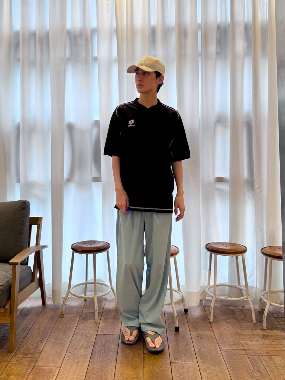 グレー系のサンダル、ブルー系のその他パンツ、ブラック系のTシャツ/カットソーを着用したメンズの春コーディネートの4枚目の写真