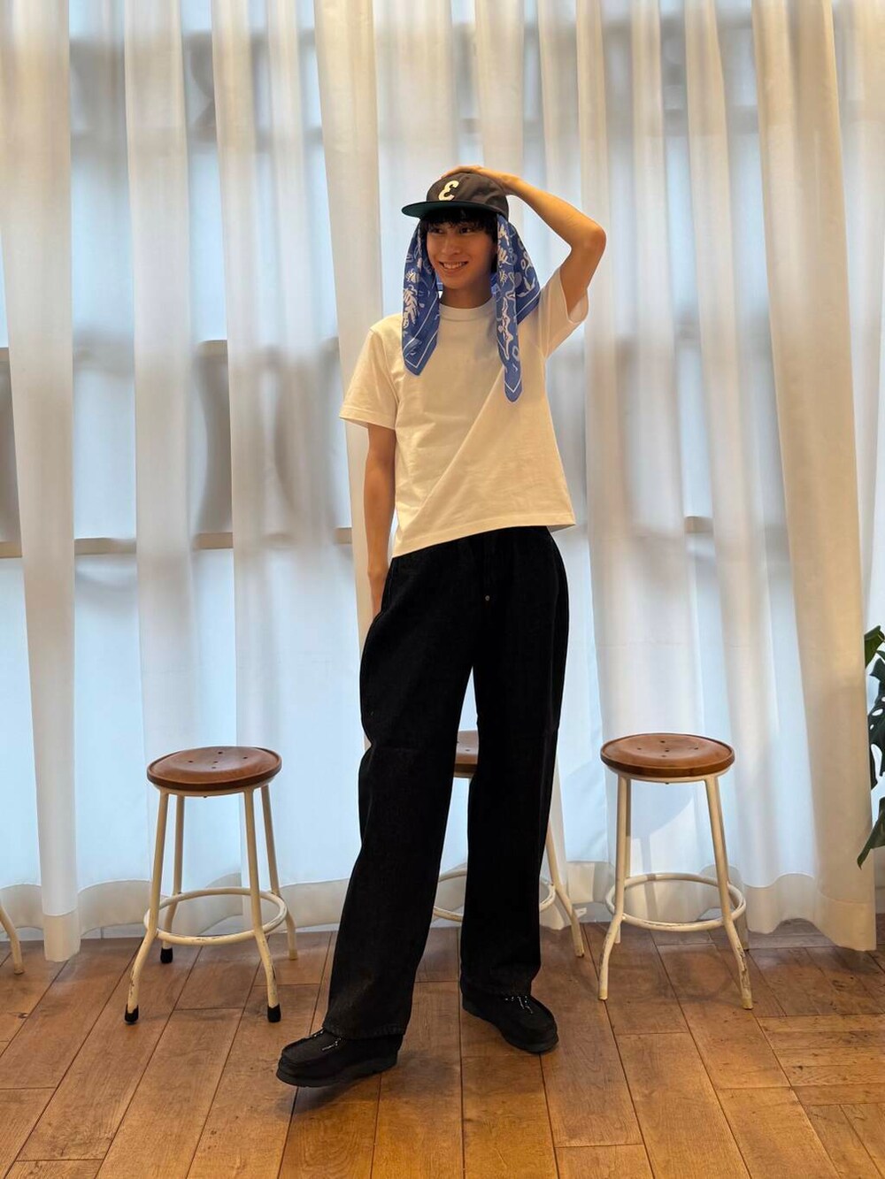 ブラック系のブーツ、ホワイト系のTシャツ/カットソー、ブラック系のデニムパンツを着用したメンズの夏コーディネートの5枚目の写真