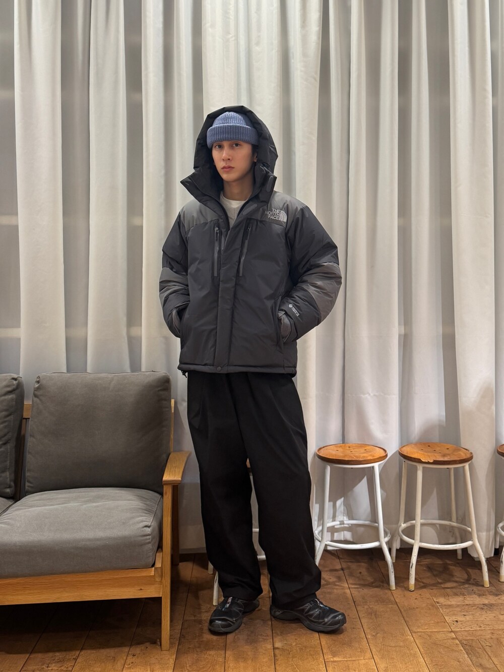 ベージュ系のニット/セーター、ホワイト系のTシャツ/カットソー、ブラック系のスニーカーを着用したメンズの冬コーディネートの5枚目の写真