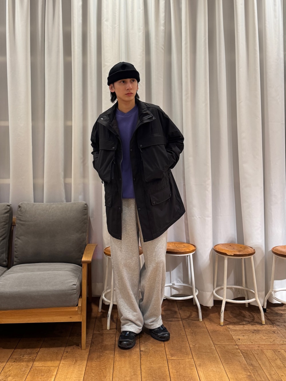 ブラック系のその他アウター、グレー系のその他パンツ、ブラック系のスニーカーを着用したメンズの冬コーディネートの2枚目の写真