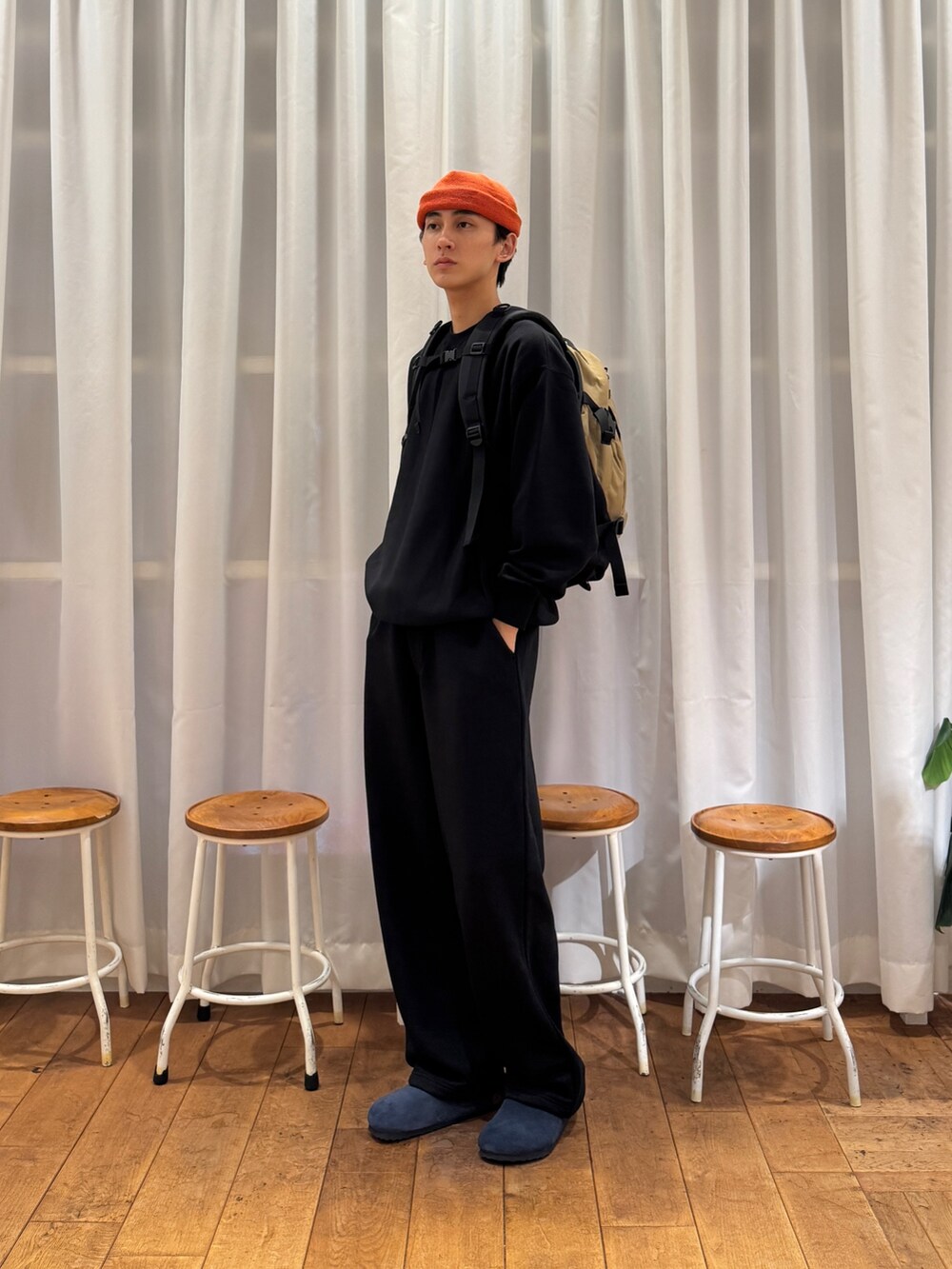 ブルー系のサンダル、ブラック系のその他パンツ、グリーン系のバックパック/リュックを着用したメンズの秋コーディネートの3枚目の写真