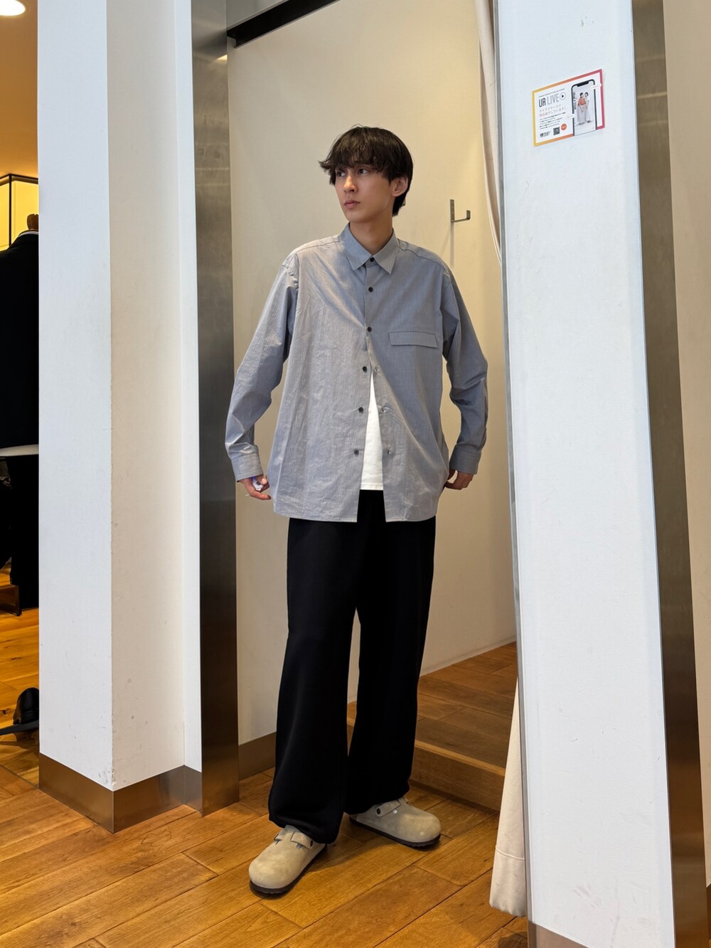 ブルー系のシャツ/ブラウス、ブラック系のその他パンツ、パープル系のサンダルを着用したメンズの秋コーディネートの5枚目の写真