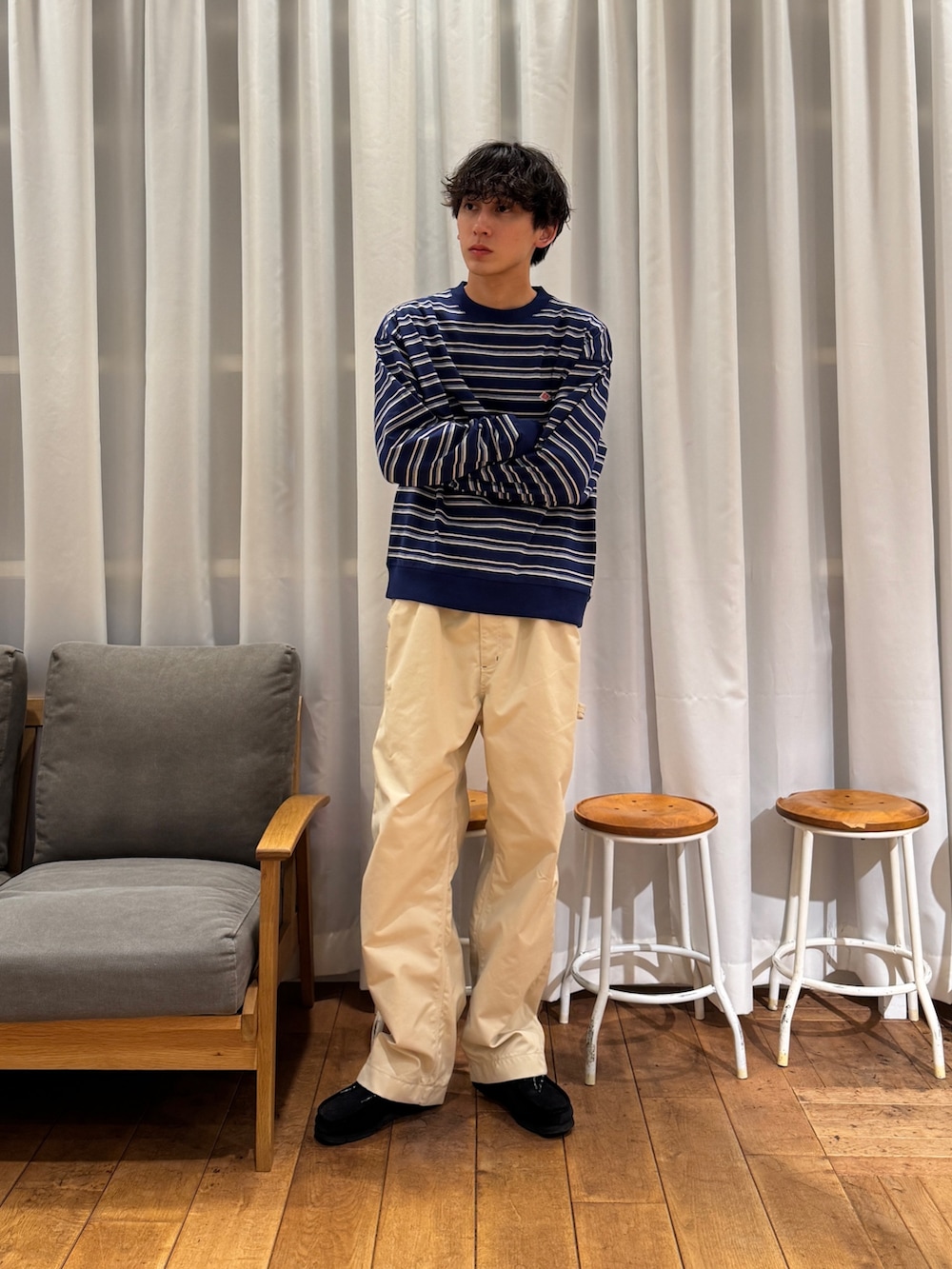 ホワイト系のその他パンツ、ブラック系のブーツ、ブルー系のスウェットを着用したメンズの春コーディネートの4枚目の写真