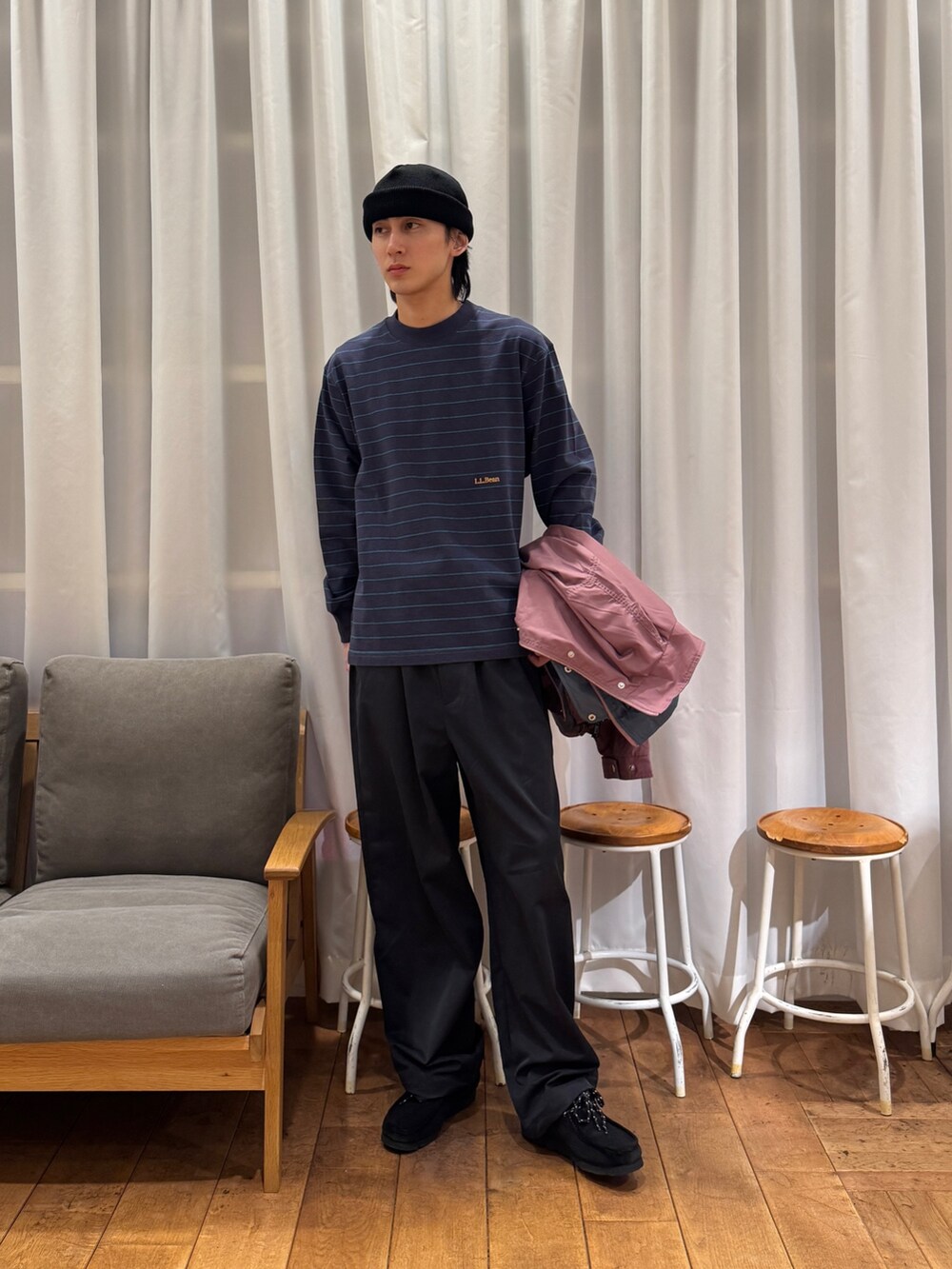 ブルー系のTシャツ/カットソー、ブルー系のその他パンツ、ブラック系のブーツを着用したメンズの冬コーディネートの6枚目の写真