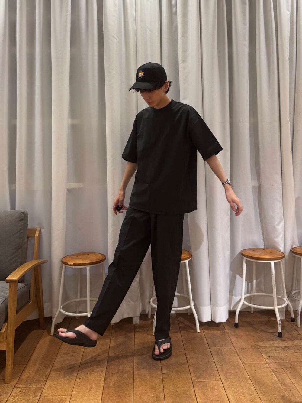 ブラック系のサンダル、ブラック系のTシャツ/カットソー、ブラック系のその他パンツを着用したメンズの夏コーディネートの5枚目の写真