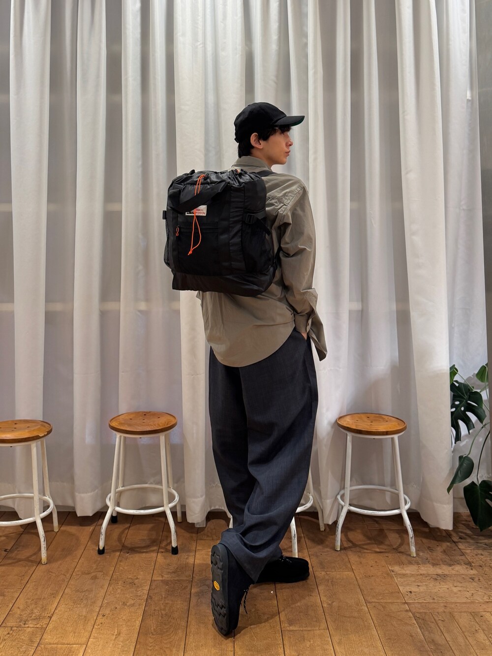 ベージュ系のシャツ/ブラウス、グレー系のその他パンツ、ブラック系のブーツを着用したメンズの秋コーディネートの5枚目の写真