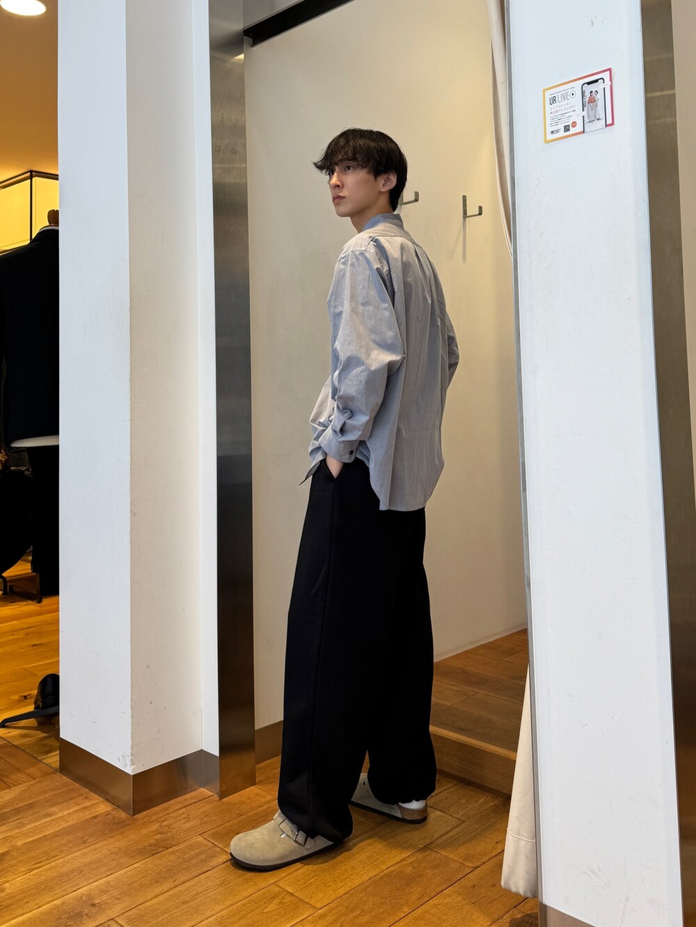 ブルー系のシャツ/ブラウス、ブラック系のその他パンツ、パープル系のサンダルを着用したメンズの秋コーディネートの3枚目の写真