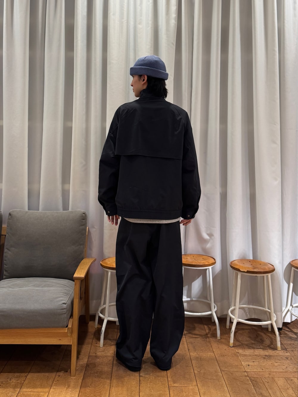 ブルー系のブルゾン、ブラック系のその他パンツ、グレー系のスウェットを着用したメンズの冬コーディネートの3枚目の写真