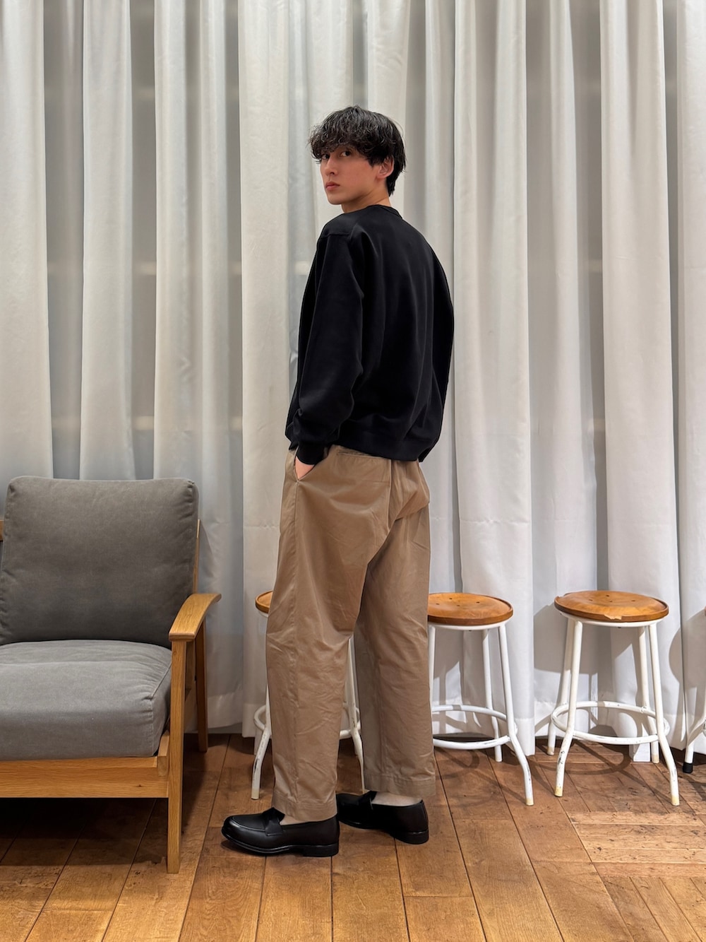 ブラック系のドレスシューズ、ブラック系のスウェットを着用したメンズの春コーディネートの3枚目の写真