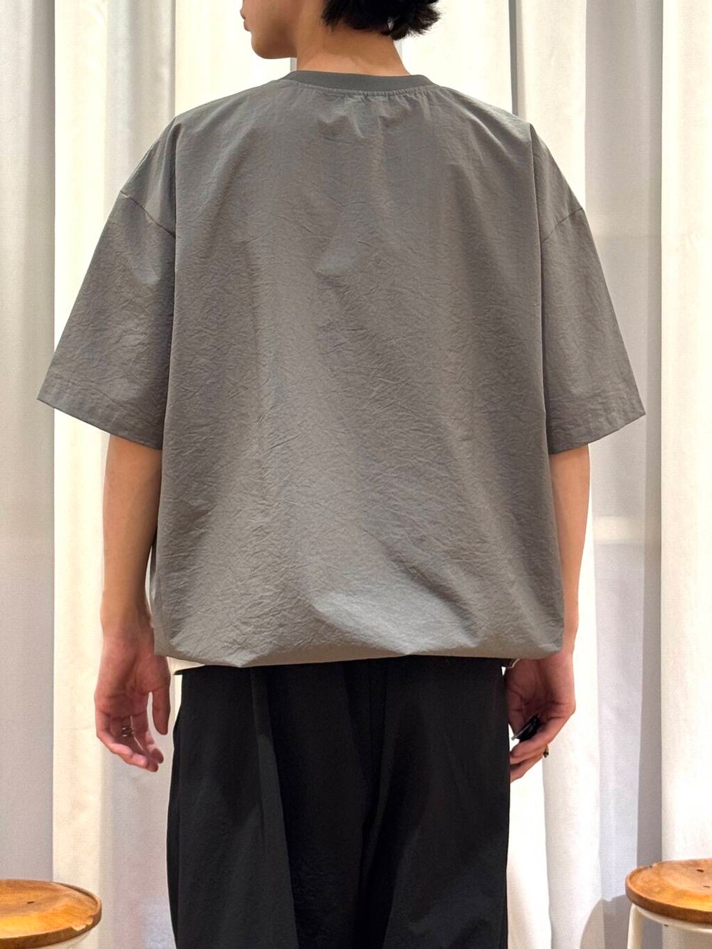 ホワイト系のタンクトップ、ブラック系のその他パンツ、グレー系のTシャツ/カットソーを着用したメンズの夏コーディネートの8枚目の写真