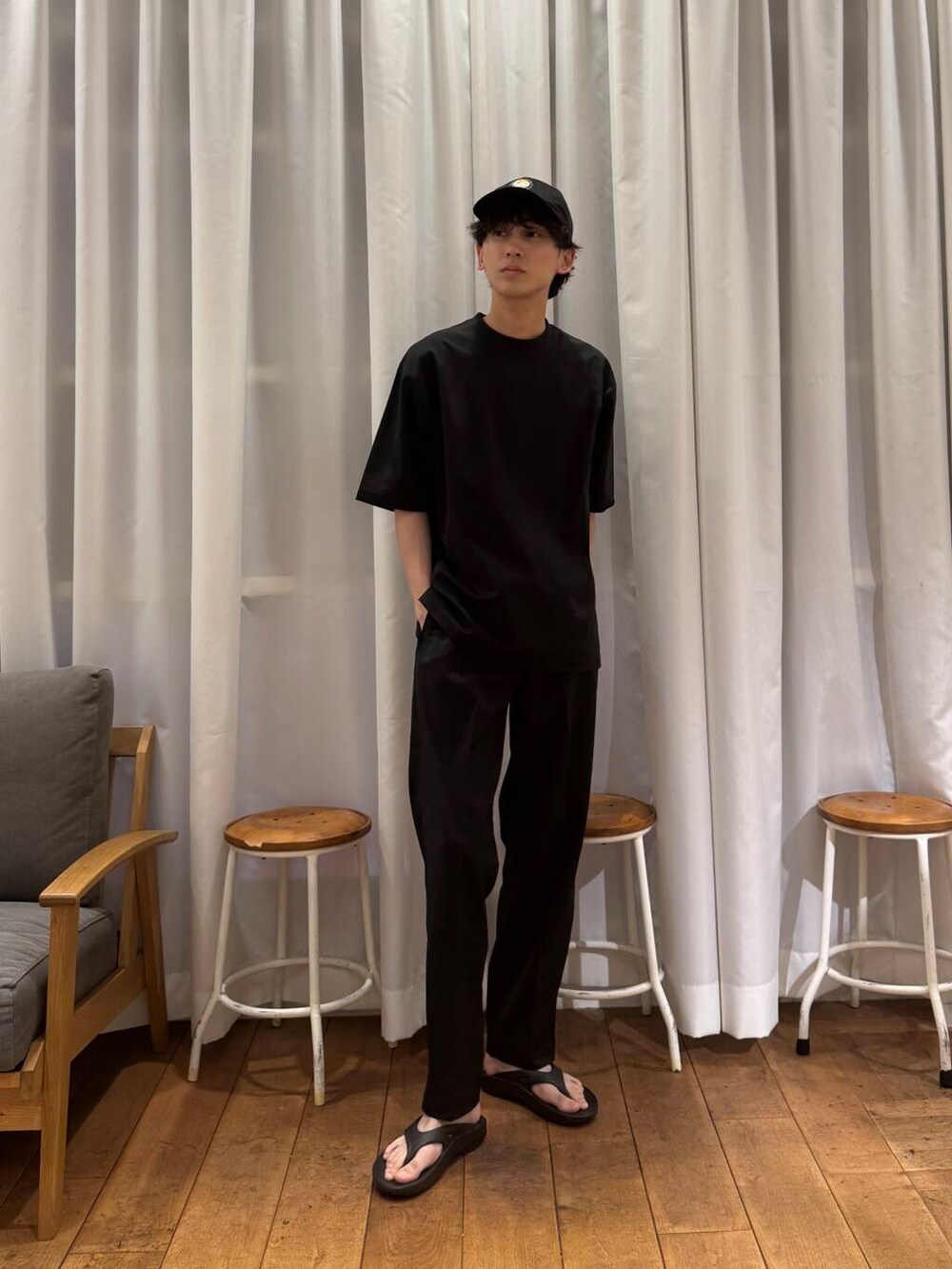 ブラック系のサンダル、ブラック系のTシャツ/カットソー、ブラック系のその他パンツを着用したメンズの夏コーディネートの7枚目の写真