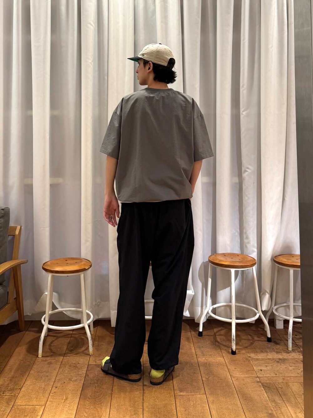 ホワイト系のタンクトップ、ブラック系のその他パンツ、グレー系のTシャツ/カットソーを着用したメンズの夏コーディネートの6枚目の写真