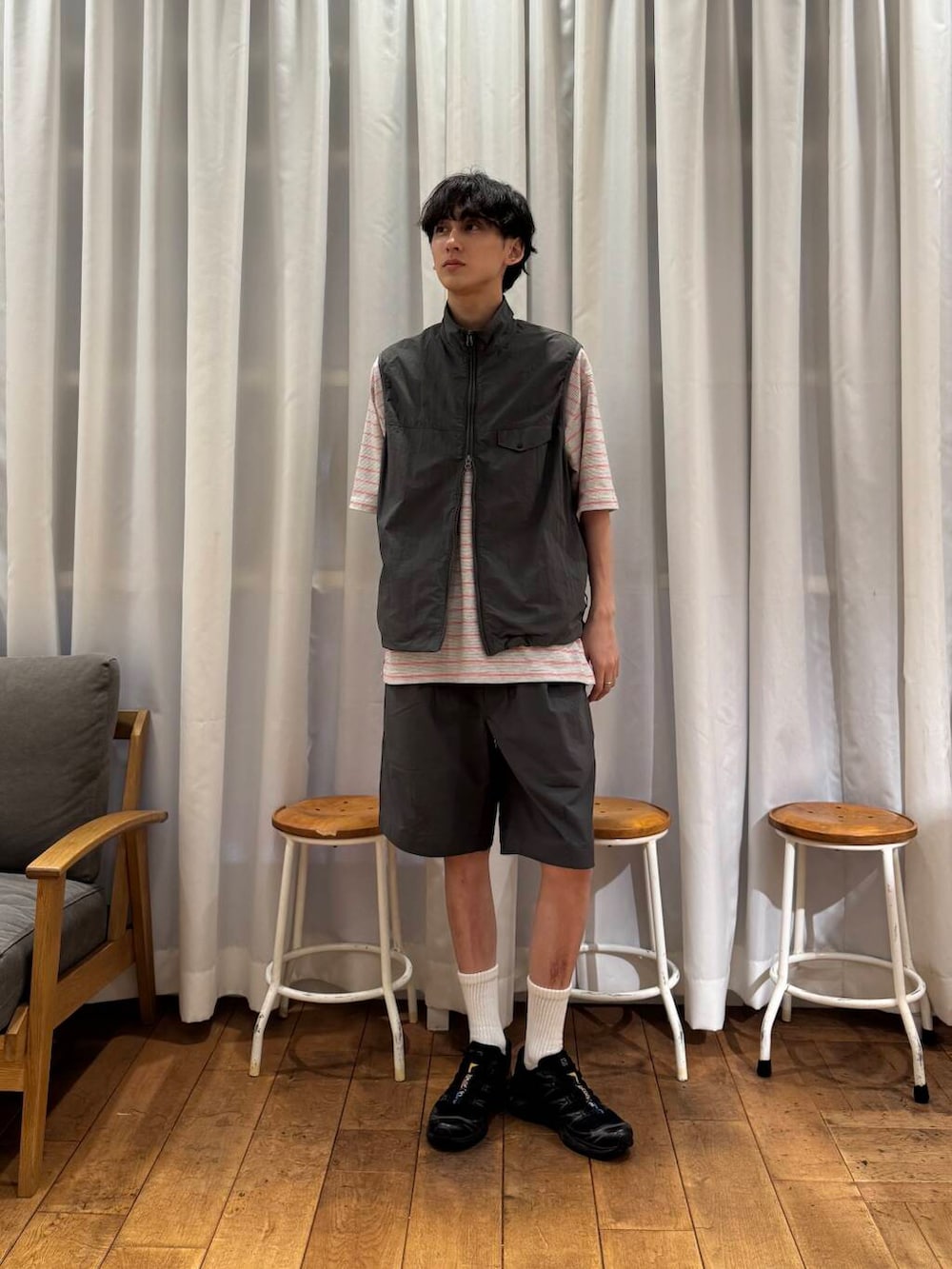 グレー系のベスト、グレー系のその他パンツ、ブラック系のスニーカーを着用したメンズの春コーディネートの8枚目の写真