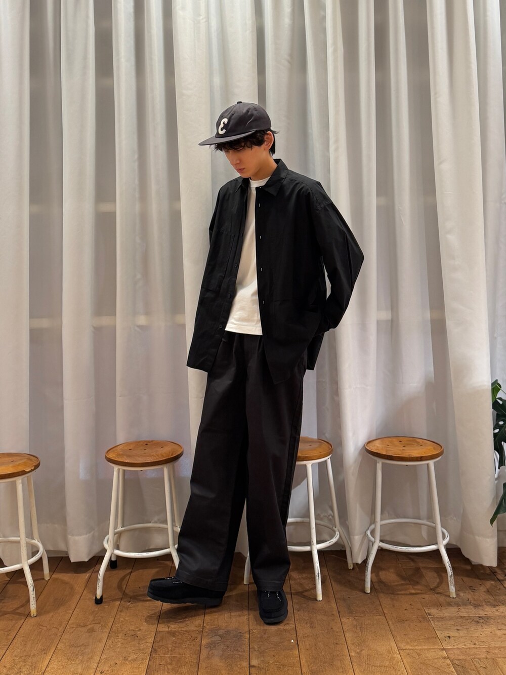 ブラック系のシャツ/ブラウス、ブラック系のその他パンツ、ブラック系のブーツを着用したメンズの秋コーディネートの5枚目の写真