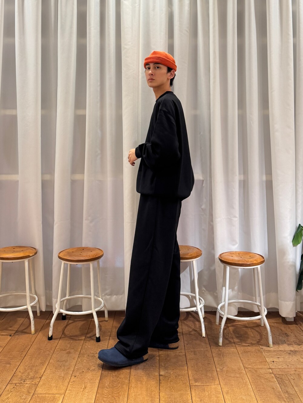 ブルー系のサンダル、ブラック系のその他パンツ、グリーン系のバックパック/リュックを着用したメンズの秋コーディネートの6枚目の写真