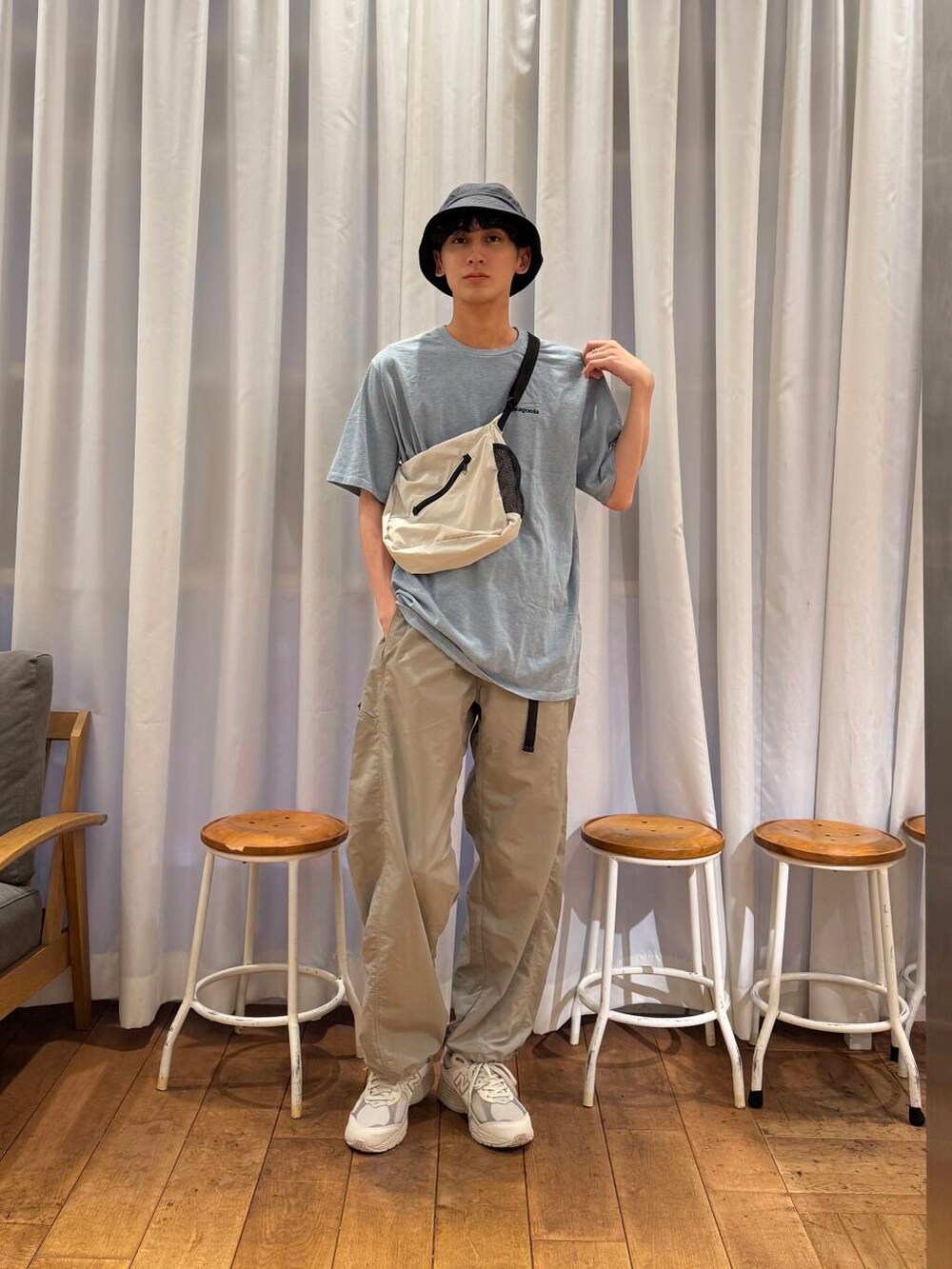 「カジュアル、urbanresearchdoors、Patagonia、ハット、アーバンリサーチドアーズ、休日コーデ、newarrival、doors、撥水、newbalance、防水、メンズスニーカー、暮らしを楽しむ、barap」｜「BURLAP OUTFITTERの『別注』BURLAP OUTFITTER×DOORS　Supplex Nylon Pants（その他パンツ、ベージュ系）」を使った、Imuさん（メンズ・177cm）の春コーディネートの4枚目の写真