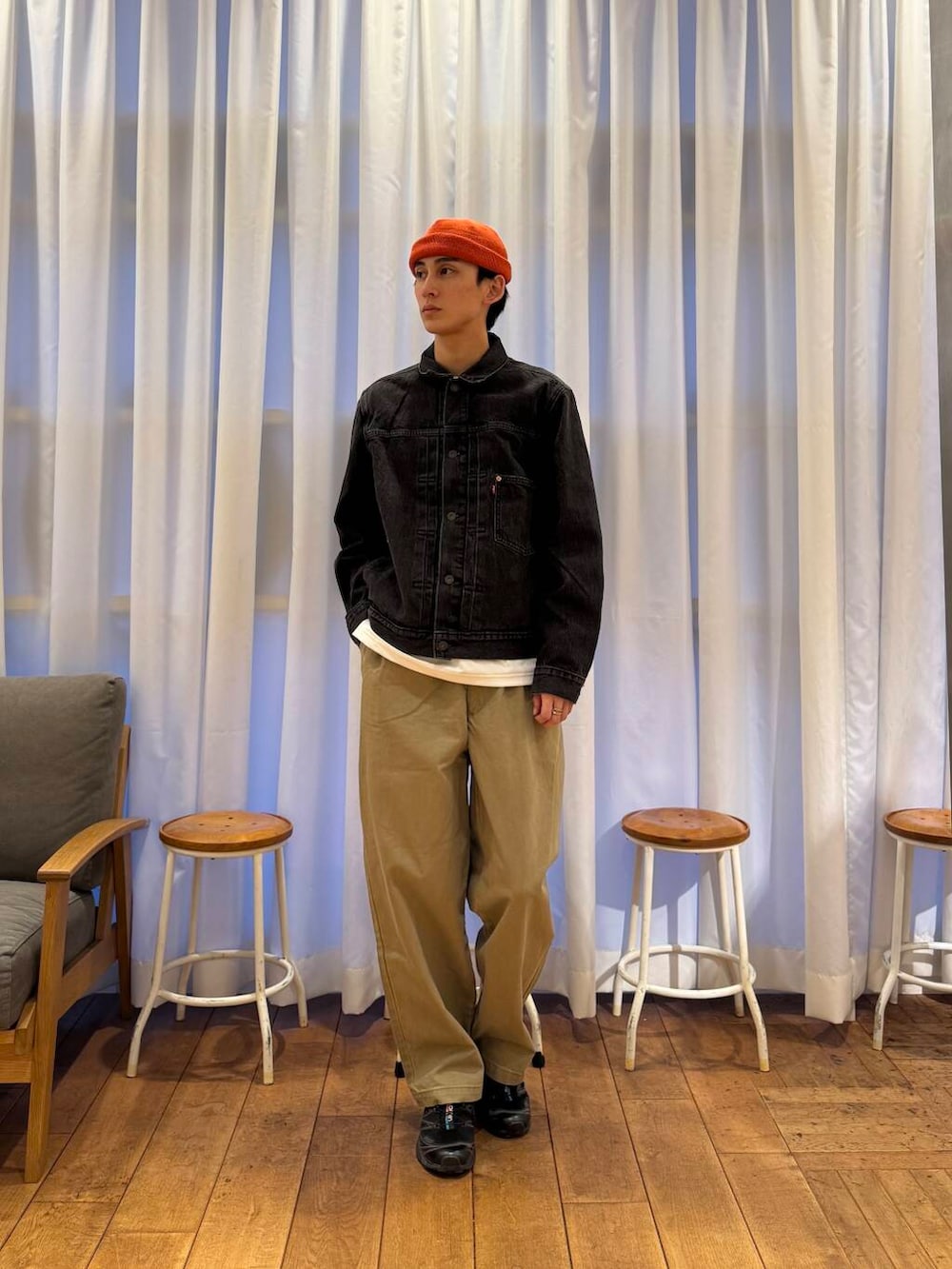 ベージュ系のその他パンツ、ホワイト系のTシャツ/カットソー、ブラック系のスニーカーを着用したメンズの春コーディネートの6枚目の写真