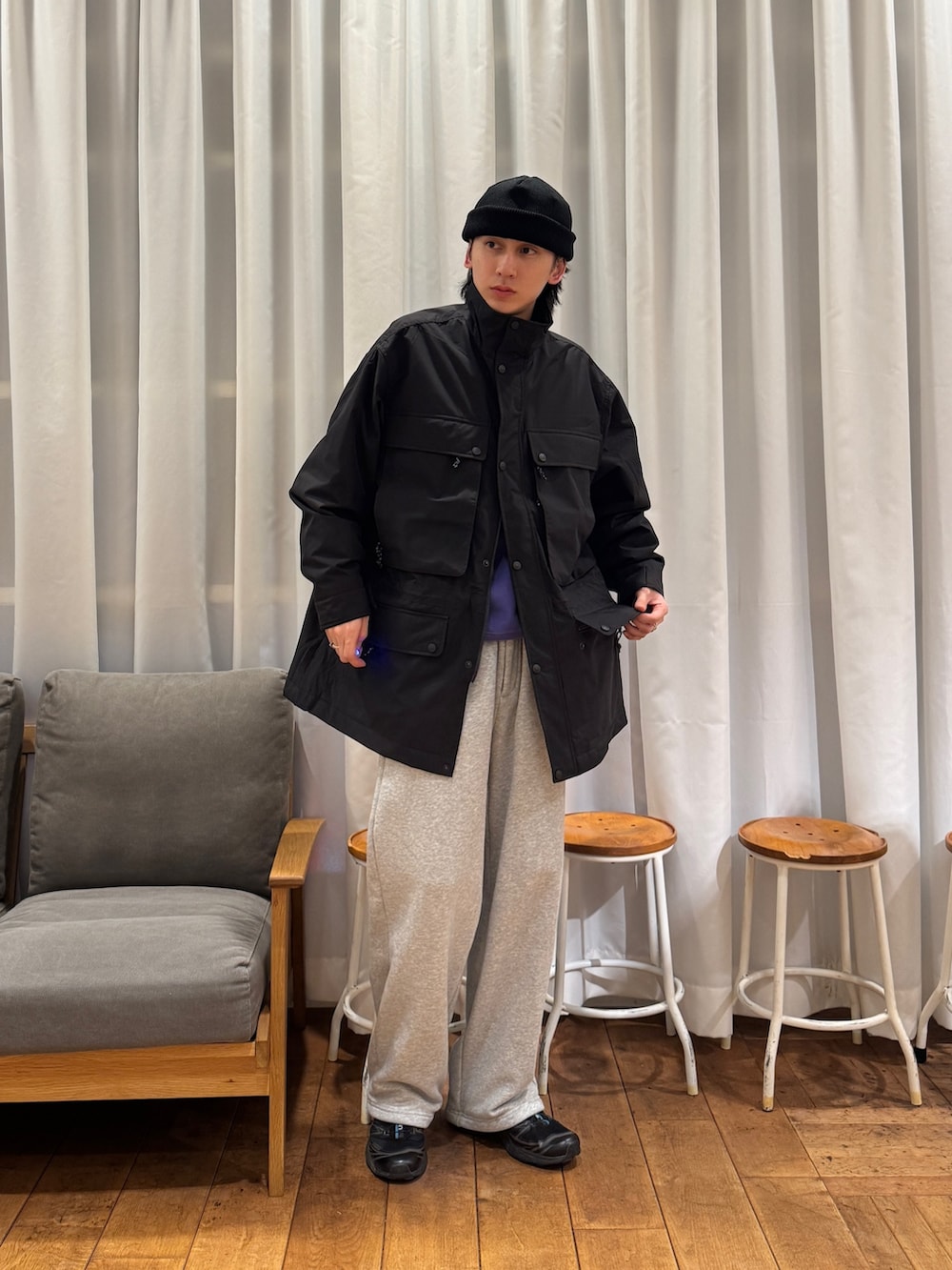 ブラック系のその他アウター、グレー系のその他パンツ、ブラック系のスニーカーを着用したメンズの冬コーディネートの6枚目の写真