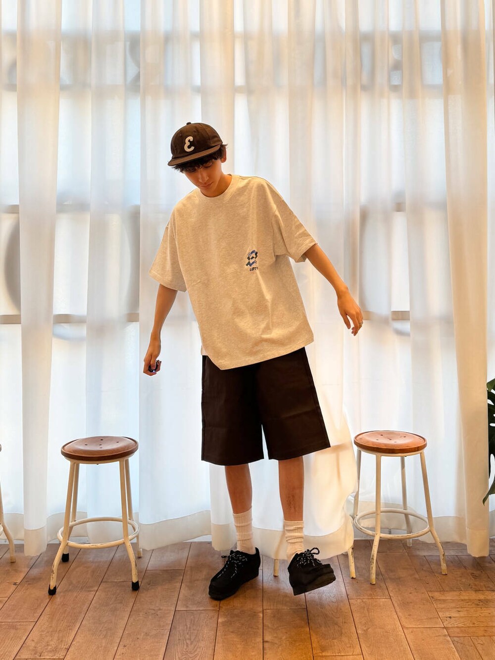 ブラック系のブーツ、グレー系のTシャツ/カットソー、ブラウン系のその他パンツを着用したメンズの夏コーディネートの3枚目の写真