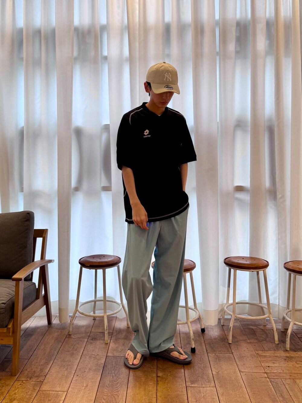 グレー系のサンダル、ブルー系のその他パンツ、ブラック系のTシャツ/カットソーを着用したメンズの春コーディネートの5枚目の写真