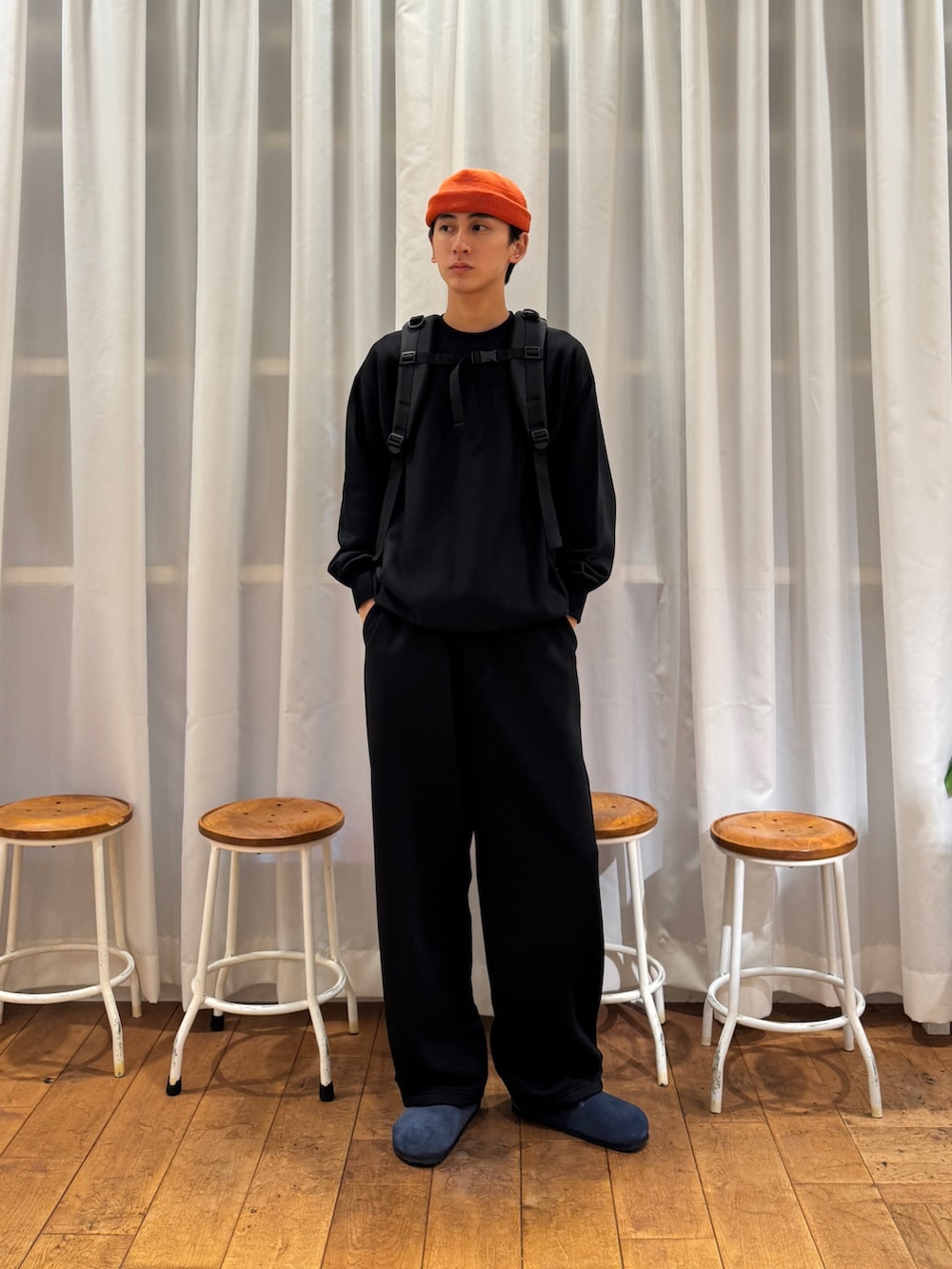 ブルー系のサンダル、ブラック系のその他パンツ、グリーン系のバックパック/リュックを着用したメンズの秋コーディネートの2枚目の写真