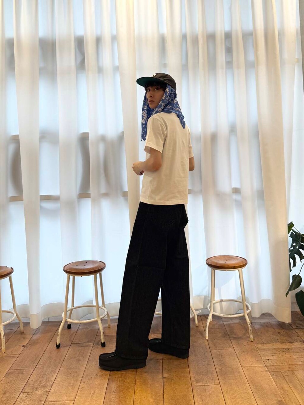 ブラック系のブーツ、ホワイト系のTシャツ/カットソー、ブラック系のデニムパンツを着用したメンズの夏コーディネートの6枚目の写真