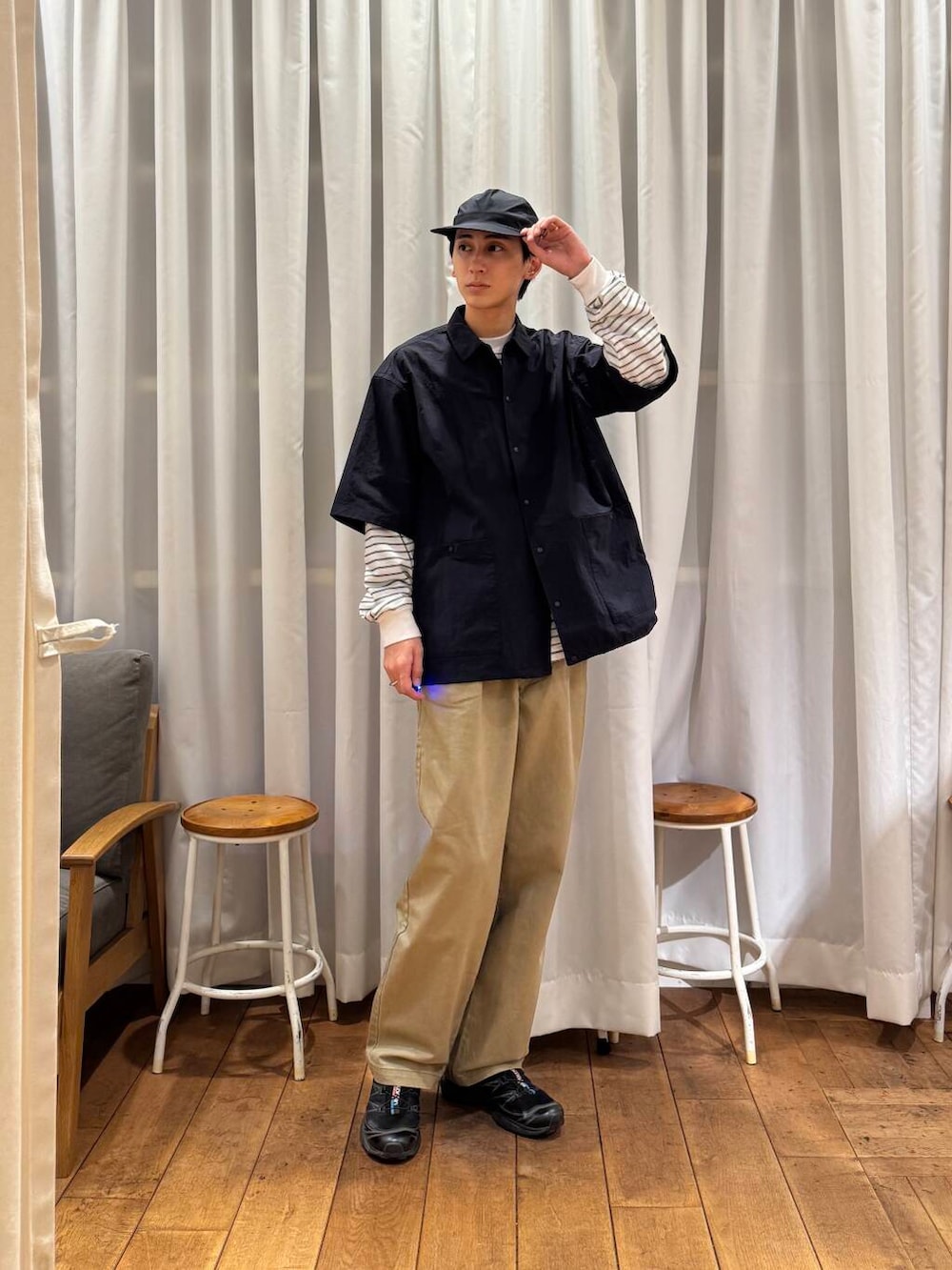 ベージュ系のその他パンツ、ホワイト系のTシャツ/カットソー、ブラック系のスニーカーを着用したメンズの春コーディネートの2枚目の写真