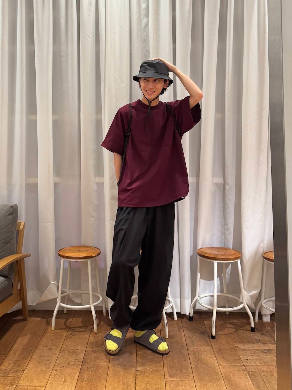 ブラック系のその他パンツ、ブラック系のバックパック/リュック、グレー系のサンダルを着用したメンズの夏コーディネートの7枚目の写真